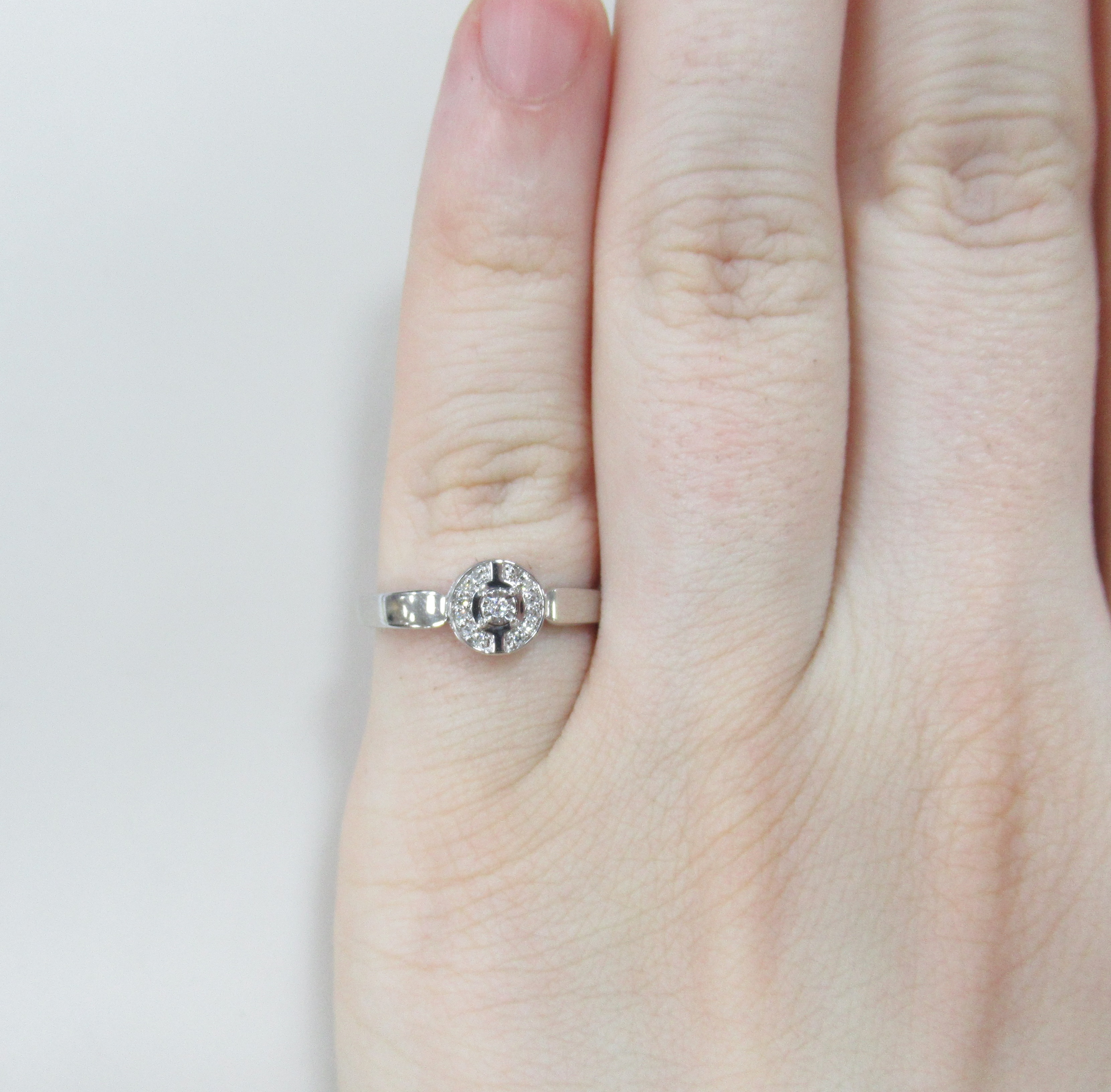 Кольцо из белого золота с бриллиантами